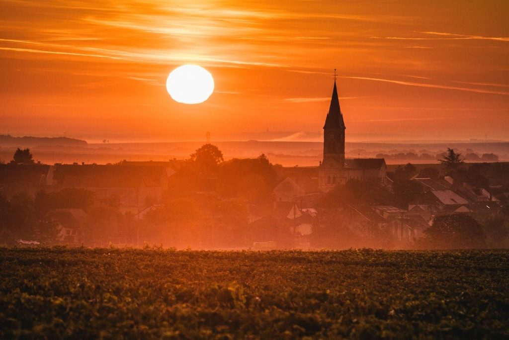 Eglise de Bouzy devant un magnifique coucher de soleil